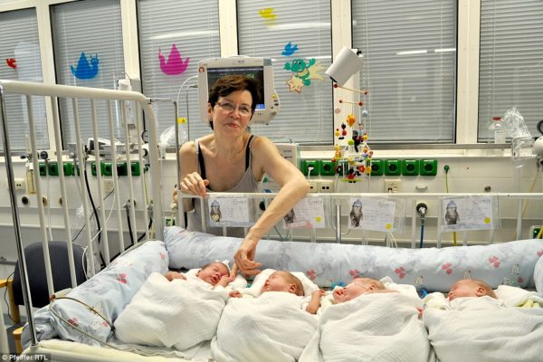 Ucraina ajută femeile în vârstă să devină mame