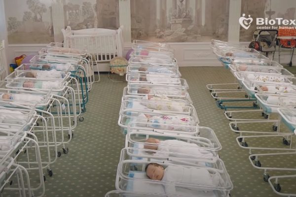 Criza I-A Lăsat Temporar Orfani Pe Copiii Născuți Din Mame Purtătoare