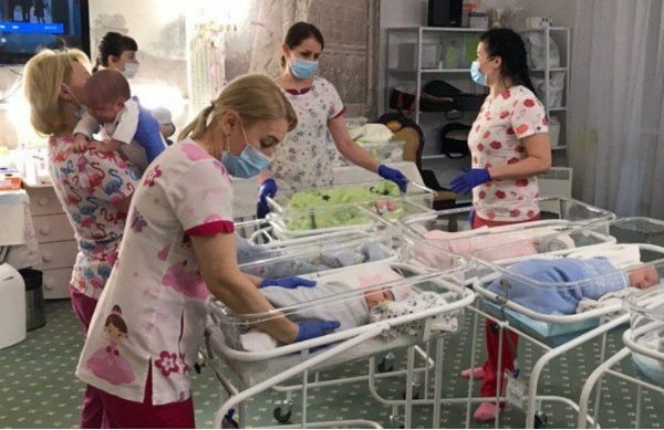 Bebelușii născuți de mamele surogat blocați în Ucraina din cauza pandemiei de coronavirus