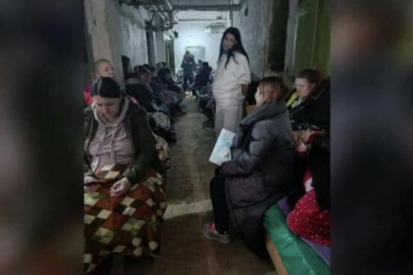Situație dramatică într-o maternitate din Kiev. Medicii coboară bebelușii și mamele în buncăr la auzul sirenelor