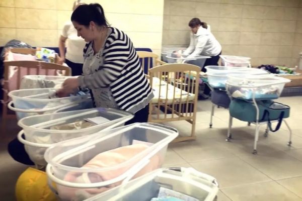 Ministerul Familiei anunță un „grup de lucru sub coordonarea MAE” pentru a găsi o soluție în cazul copiilor români născuți din mame-surogat la Kiev