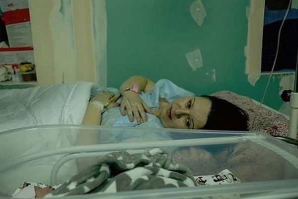 Neputință și disperare simt familiile din România care au apelat la mame surogat din Ucraina