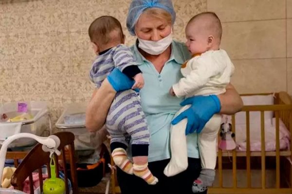 Kiev: Creșa de la subsol, în mijlocul războiului. 19 bebeluși născuți din mame surogat sunt ținuți în viață de câteva bone și așteaptă să ajungă la părinții lor